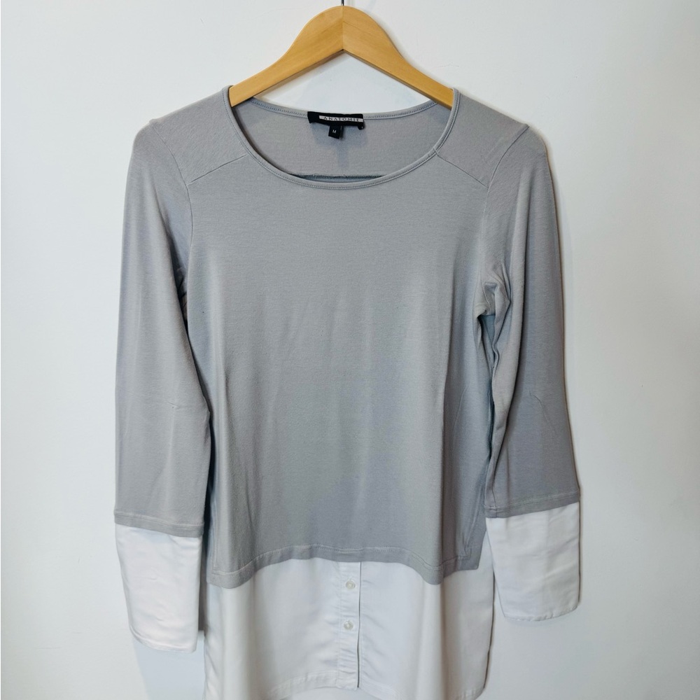 Anatomie Gray and White Women's Top, soft with button down accents.
Size M.